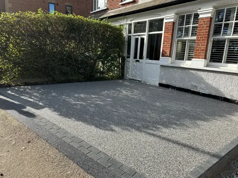 kent-resin-driveways-grey-resin-driveway-hedge-block-border