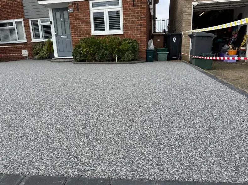 kent-resin-driveways-light-grey-resin-driveway-freshly-laid