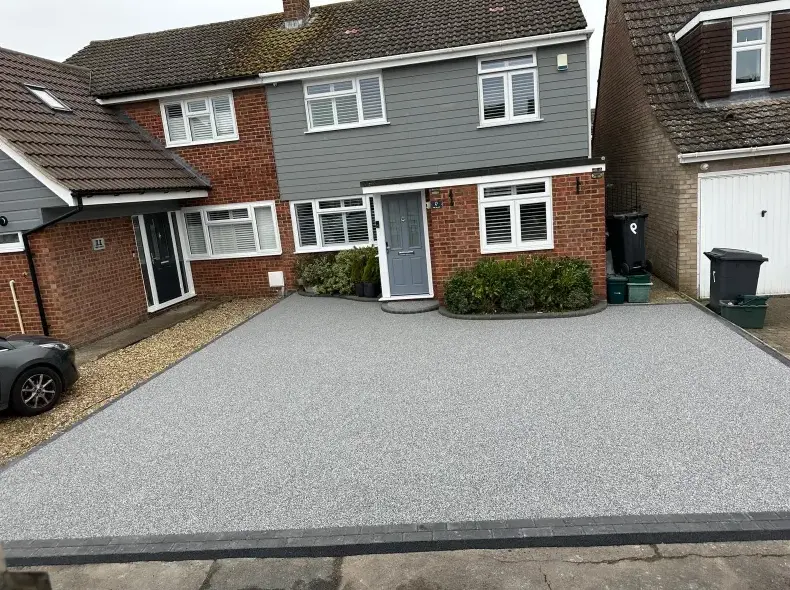 kent-resin-driveways-silver-grey-driveway-wide-front-view